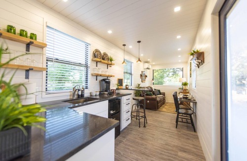 Waco House | The Woods- Container Tiny House 12 min to Magnolia Baylor Downtown