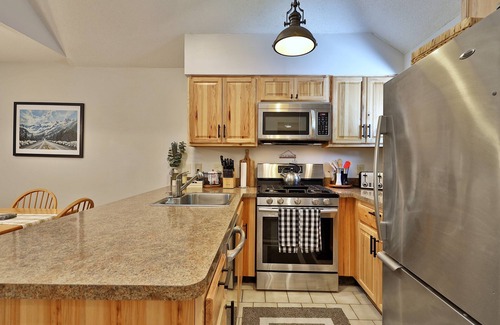 Killington Condo | The Woods V8: Renovated 2BR/2BA Condo w/Amazing Amenities and Location