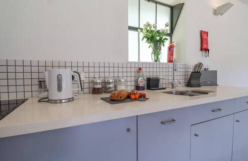 Woodbridge Cottage | THE WORKSHOP, BADINGHAM, romantic, with open fire in Framlingham