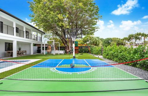 Ludlam House | The World - 9 Bedrooms Heated Pool with Mini Golf, Canal View and Work Area