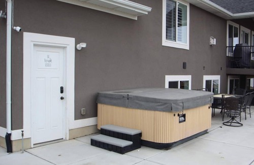 Farr West House | The Wright Retreat- Private Entry w/Sauna & Hot Tub