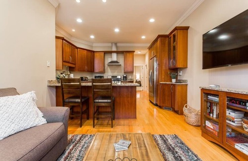 Wrigleyville Apartment | The Wrigleyville Deluxe -Steps from Wrigley Sleeps 10
