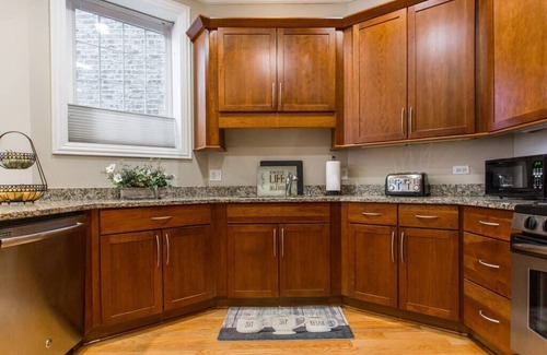 Wrigleyville Apartment | The Wrigleyville Deluxe -Steps from Wrigley Sleeps 10