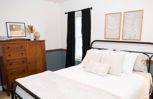 Greeley Cottage | The Yellow Cottage - Walk to UNC & NCMC
