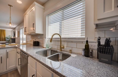 Prestonia House | The Yellow Door! 5 BR! Near the EXPO & Airport!