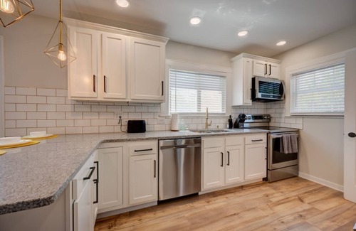 Prestonia House | The Yellow Door! 5 BR! Near the EXPO & Airport!