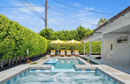 Palm Springs House | The Yellow Retreat - Exclusive Cozy Escape & Pool, The Yellow Retreat 5BED/Pool/Spa/Swim-Up Bar