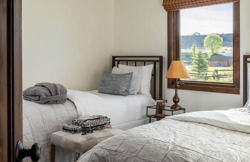 Emigrant House | The Yellowstone River, the beautiful Cutbow Suite and You