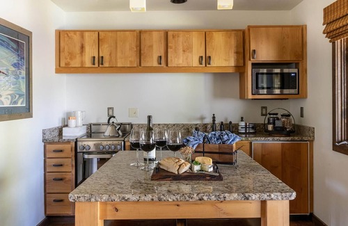 Emigrant House | The Yellowstone River, the beautiful Cutbow Suite and You