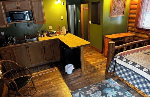 Saddlestring Cabin | The Yukon, The Yukon Cabin Room w/Suana