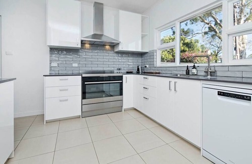 Blair Athol House | The Zebra - 4Bdrm, Slps 8, 2 Bathrm, Solar