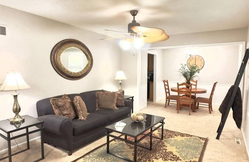 South Kansas City House | The Zen Den 3 BD 2 Bath Parking WiFi