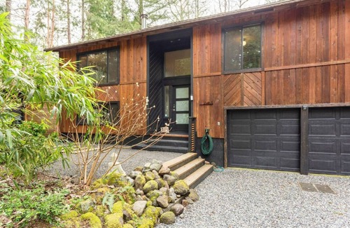 Mount Hood Village House | The Zen Den Modern Retreat Hot Tub & River Access