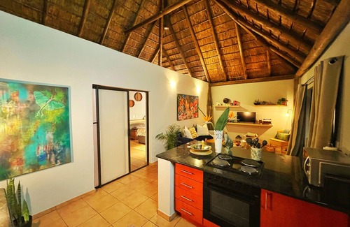Greater Johannesburg Metropolitan Area Cottage | The "Zen-Den": Subtle Charm & Luxury in Bryanston