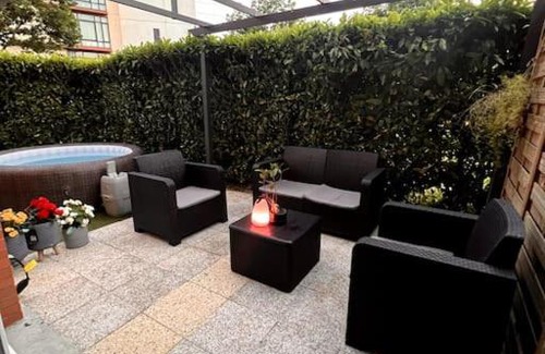 La Source House | The56 - Private Garden Jacuzzi and Private Parking