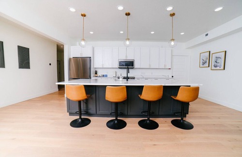 Harbor Village House | Theater Room! Private Hot Tub! Nearby Bike Path! 2 Mins Minutes Away From Marina!