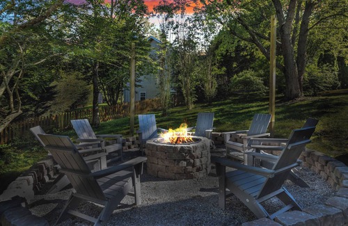 Asheville House | Theater-Speakeasy-Arcade-Games-Hot Tub-Dogs ok- near downtown and Biltmore