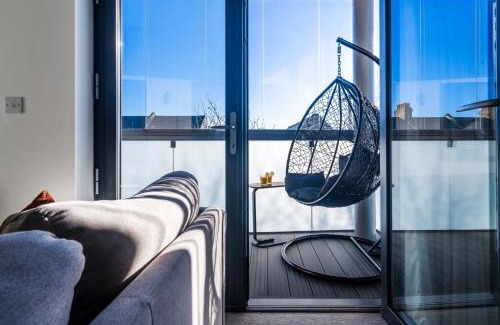 London Borough of Hounslow Apartment | TheCountingSheep - Heathrow in 15 mins - Glass Balcony - Dedicated Workspace