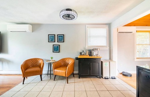 Middletown House | #TheFlightdeck | Stylish Home Near Newport & Navy