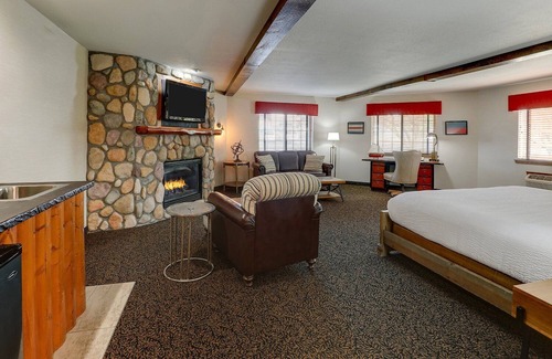 Peoria Hotel | Theme Suite with Fireplace & Dry Bar! Stoney Creek Peoria, Pool