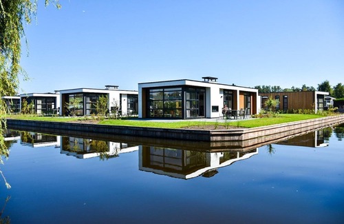 Loosdrecht House | These luxurious, nice, and detached vacation villas for 4 people all have a unique view of the water. The luxurious villa offers lots of privacy, a high comfort level, and has a spacious, hardwood outdoor deck. All ingredients to enjoy an amazing tim