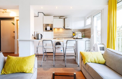 Saint Michel Apartment | Thierry's 1 bedroom flat with clim, wifi and parking at St Michel Station