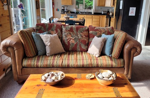 Manistique House | Thimbleberry Cottage: Golden Leaves & Cozy Evenings – A Fall Escape to Remember