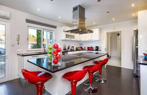 Vale do Lobo Villa | This amazing villa located at Quadradinhos with 4 bedrooms and 3 bathrooms. nn