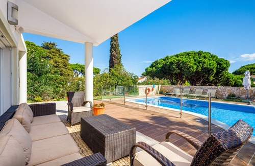 Vale do Lobo Villa | This amazing villa located at Quadradinhos with 4 bedrooms and 3 bathrooms. nn