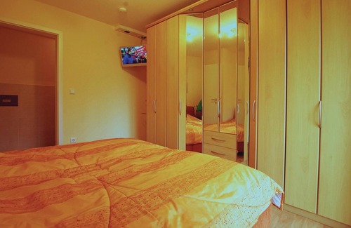 Am Schwarzen Busch Apartment | This apartment, renovated at the end of 2012, is located on the 2nd floor of a modern apartment comp