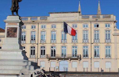 Macon Apartment | This apartment is a 1 bedroom(s), 1 bathrooms, located in Mâcon, Bourgogne-Franche-Comté.