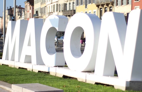 Macon Apartment | This apartment is a 1 bedroom(s), 1 bathrooms, located in Mâcon, Bourgogne-Franche-Comté.