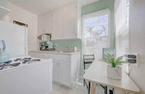 Central Mission Beach Apartment | This apartment is a 1 bedroom(s), 1 bathrooms, located in San Diego, CA.