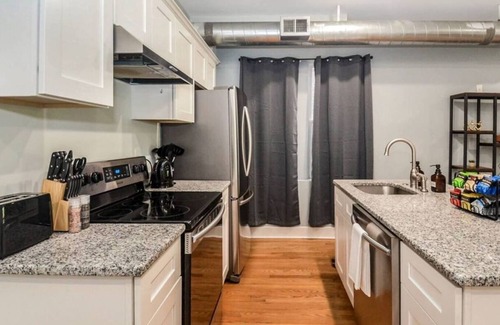 Midtown Apartment | This apartment is a 2 bedroom(s), 1 bathrooms, located in Detroit, MI.