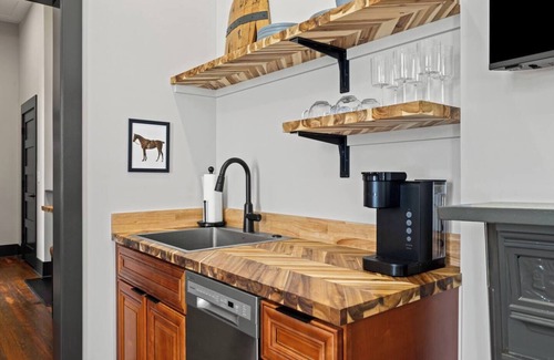 Frankfort Apartment | This apartment is a 2 bedroom(s), 1 bathrooms, located in Frankfort, KY.