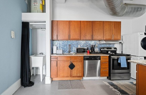 Downtown West Apartment | This apartment is a 2 bedroom(s), 1 bathrooms, located in St. Louis, MO.