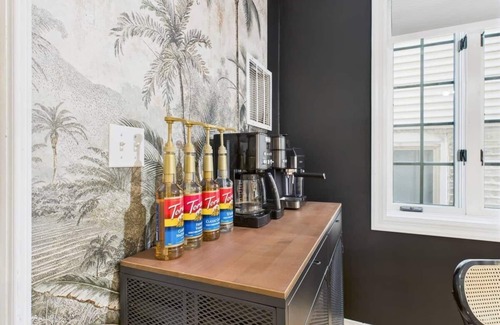 West Town Apartment | This apartment is a 4 bedroom(s), 3 bathrooms, located in Chicago, IL.