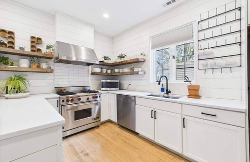 West Town Apartment | This apartment is a 4 bedroom(s), 3 bathrooms, located in Chicago, IL.