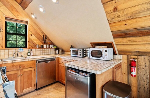 West Village Apartment | This apartment is a 1 bedroom(s), 1 bathrooms, located in Shaver Lake, CA.