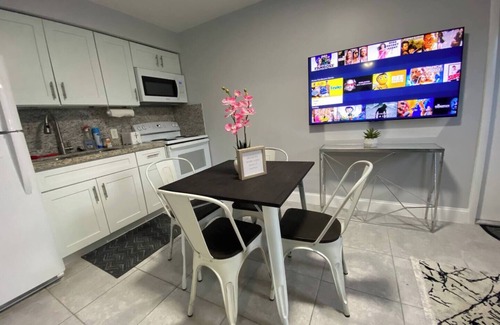 Hollywood Apartment | This apartment is a 1 bedroom(s), 1 bathrooms, located in Fort Lauderdale, FL.
