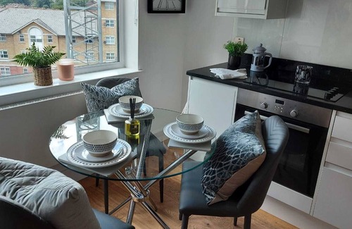 Fairfield Apartment | This beautiful 2 bed apartment in Croydon with access to roof terrace and BBQ facilities