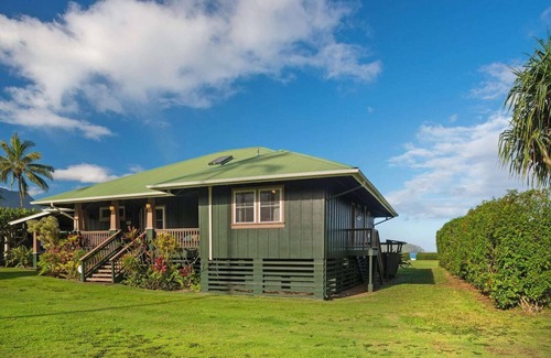 Hanalei House | This beautiful beachfront Hanalei Bay home is located steps from the sand