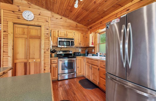 Townsend Cabin | This Beautiful Cabin with Mountain views is the Perfect getaway!