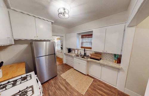 Wichita House | This bungalow is a 2 bedroom(s), 1 bathrooms, located in Wichita, KS.