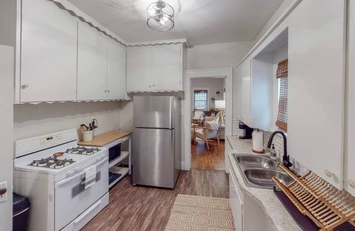 Wichita House | This bungalow is a 2 bedroom(s), 1 bathrooms, located in Wichita, KS.