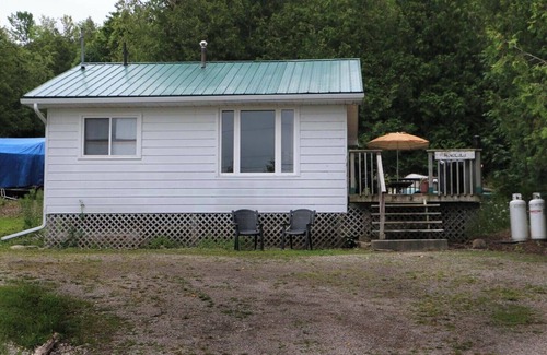 Wiarton Cabin | This cabin is a 2 bedroom(s), 1 bathrooms, located in Wiarton, Ontario.