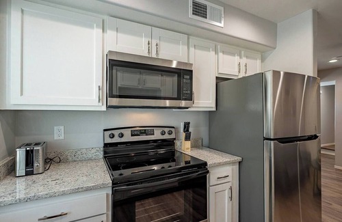 Amphi Apartment | This centrally located 1 bedroom 2 bathroom is fully remodeled with electric vehicle charging on site