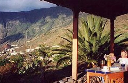 Tigaday House | This comfortable, well-loved vacation home has a spectacular panoramic view