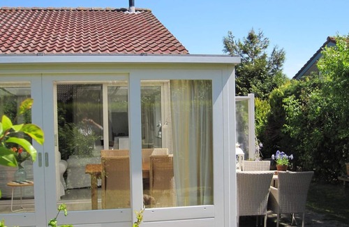 Egmond aan den Hoef House | This completely renovated and fresh bungalow is situated in a quiet park in Egmond aan den Hoef.