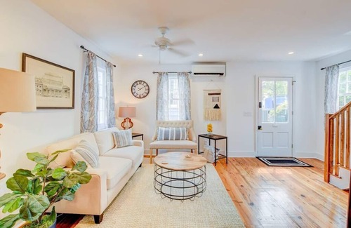Westside Cottage | This cottage is a 1 bedroom(s), 1.5 bathrooms, located in Charleston, SC.